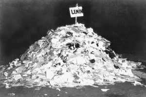Scheiterhaufen der studentischen Göttinger Bücherverbrennung am 10. Mai 1933. Hinausragt ein Stock, an dem NS-Studenten ein Schild mit dem Namen Lenins befestigten. Auch dieses Foto wurde als Postkarte in Göttingen verkauft.