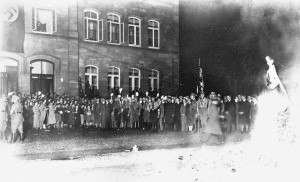 Die Göttinger Bücherverbrennung auf dem „Adolf-Hitler-Platz“, dem heutigen Albaniplatz vor einer Schule. Das Foto wurde als Postkarte in Göttingen verkauft.